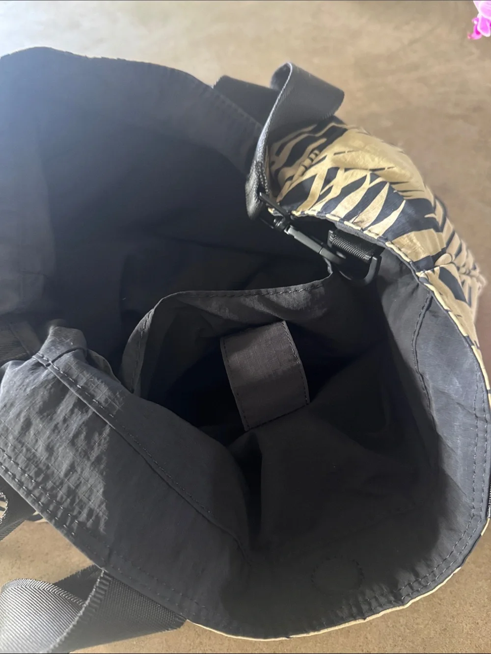 ALOHA collection Black and Tan Palm-Print Tote - Picture 3 of 3